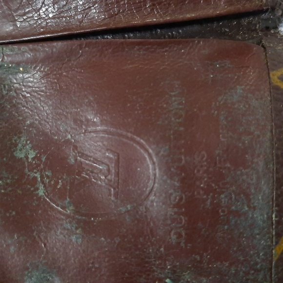 Louie Vuitton Key Holder - Picture 8 of 11